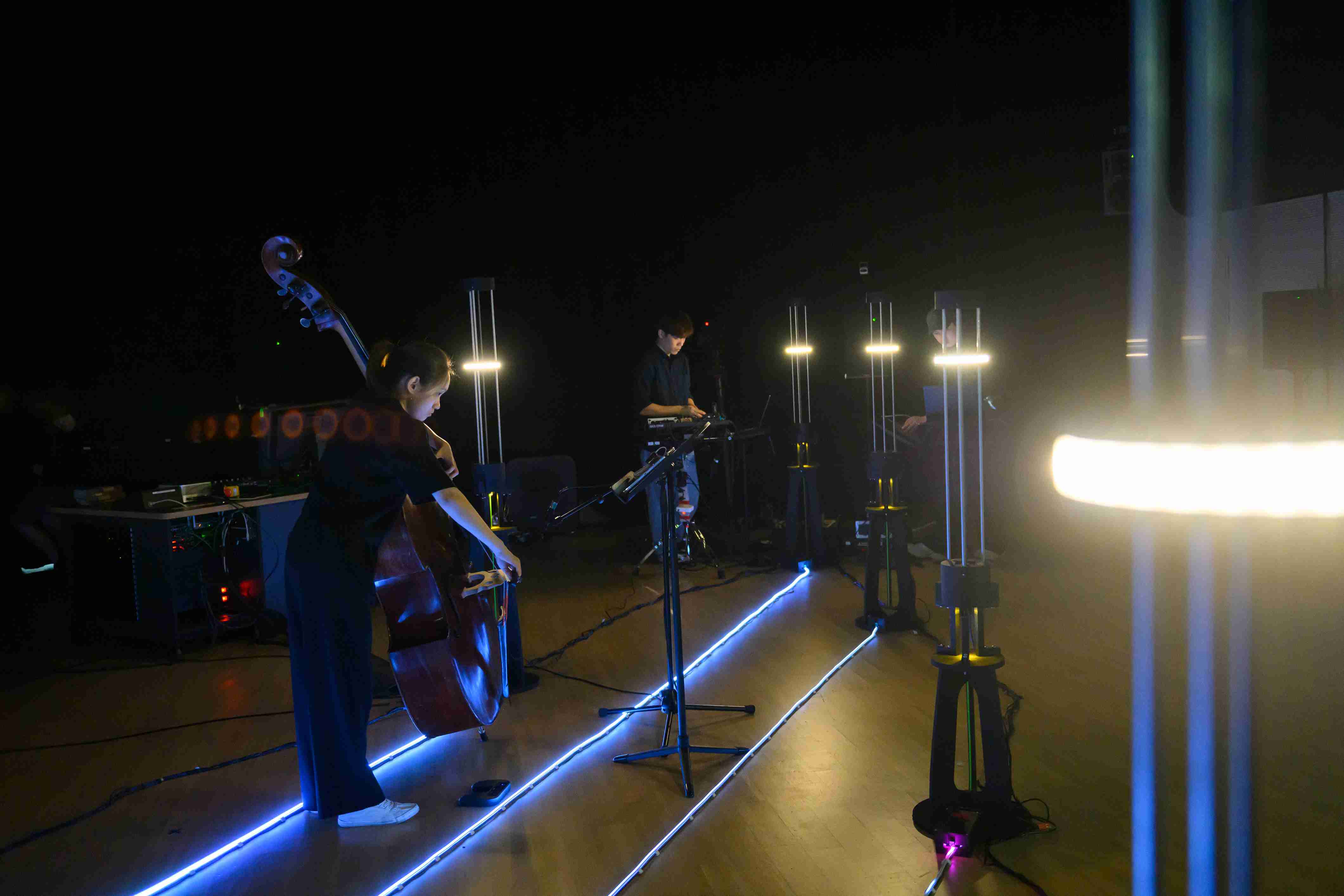 《一個寂寞耳語的穿行》